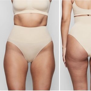 Skims Core Control Briefs Clay L/XL